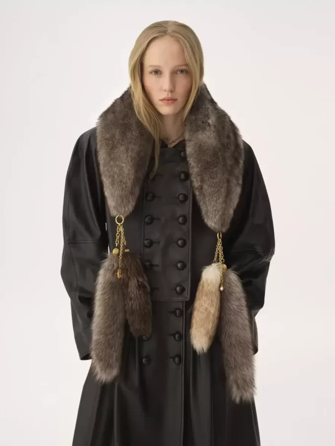 The Treasure Tails scarf in shearling The Treasure Tails scarf in shearling