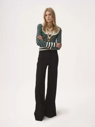 V-neck fitted sweater in a merino wool knit